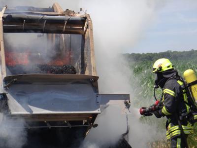 Landmaschine geht in Flammen auf