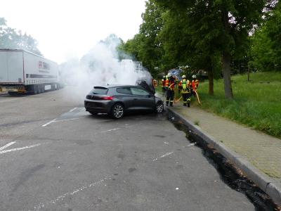 B2 Feuer/ Rauch PKW - BAB 81 Mundelsheim >> Leonberg, Parkplatz Kälbling - 09.05.2020
